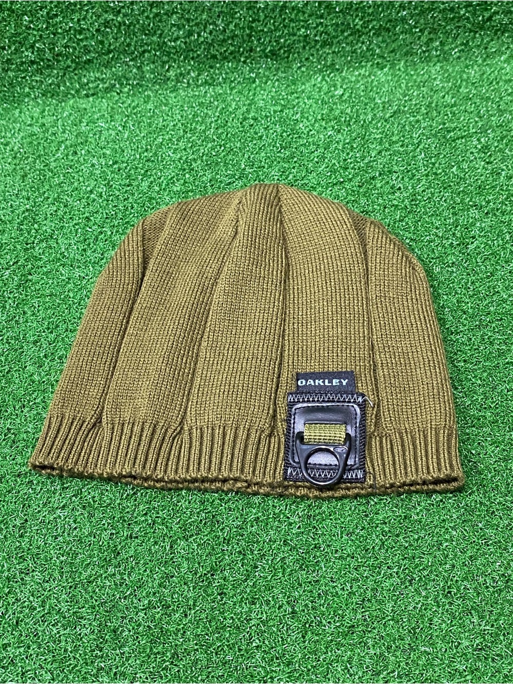 Vintage Oakley Olive Green Ribbed Knit Beanie with Logo Patch
(Oct 026)